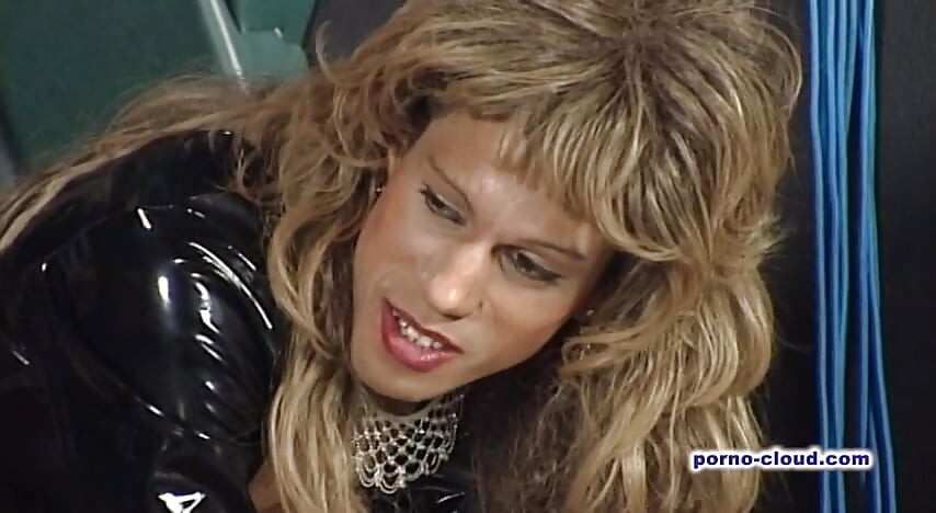 Trans robinja puši ovaj glavni kurac