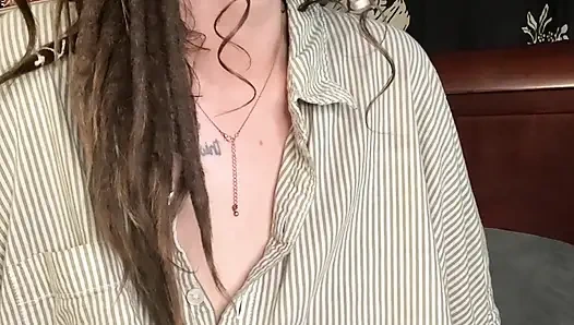 Ibu menemukan fetish merokokmu dan membuat fantasimu menjadi kenyataan