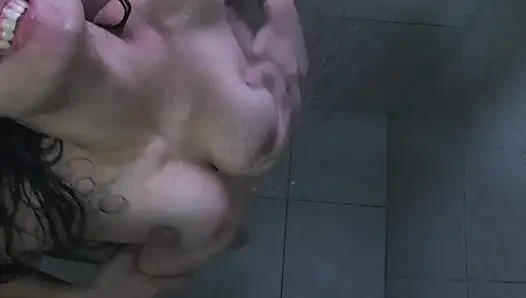Aku mandi bareng saudara tiriku dan pantatnya tanpa sengaja ejakulasi.