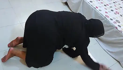 Stiefmutter unter dem bett stecken und zeigen sie ihren großen arabischen muslimischen arsch, um von saudi kafeel anal gefickt zu werden