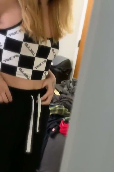 Uhvaćen kako gledaš od strane svoje trans cimerke