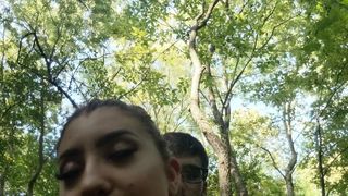 Pieprzy dziewczynę w lesie