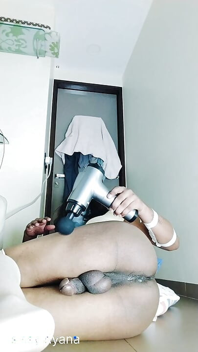 Indijska Riyana žestoko fukira dildo u filmu Sama kod kuće