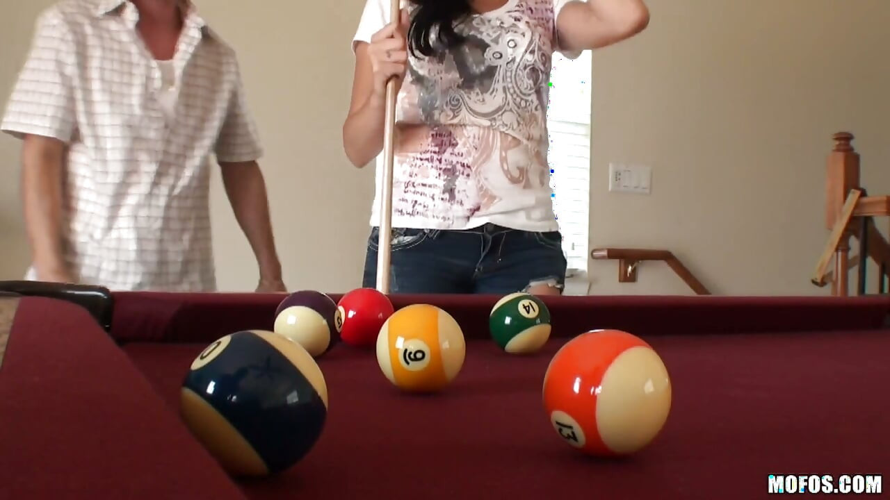 Știu fata aia - Megan Foxx suge pula la piscină