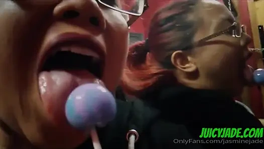 Mulut dan lidahku bikin kamu lemah? Jilat dan permen lolipop, kamu bisa bayangin aja kalau aku yang ngelakuin ini padamu?