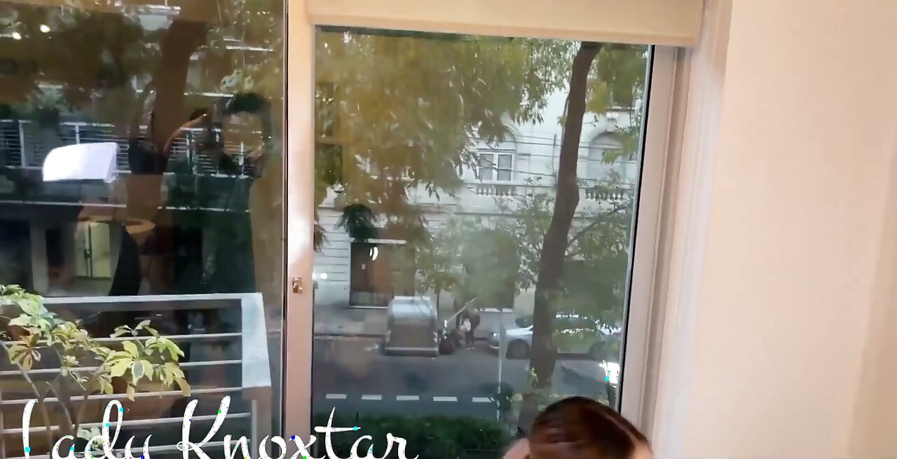 Lady Knoxtar benar-benar ingin mengisap penisku!
