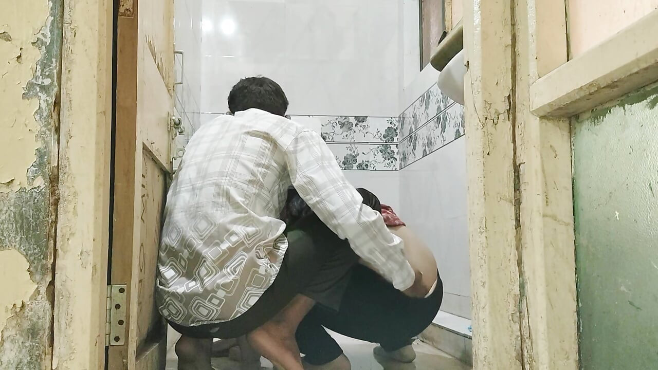 Indian Bhabhi ko Bathroom me Choda / Indian bhabhi sex in bathroom