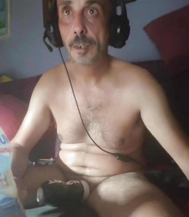 Masturbuje tvrdě yueah
