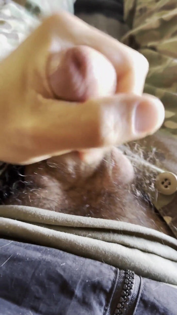 Moment palpitant avec « Un soldat se branle dans un pantalon OCP ! »