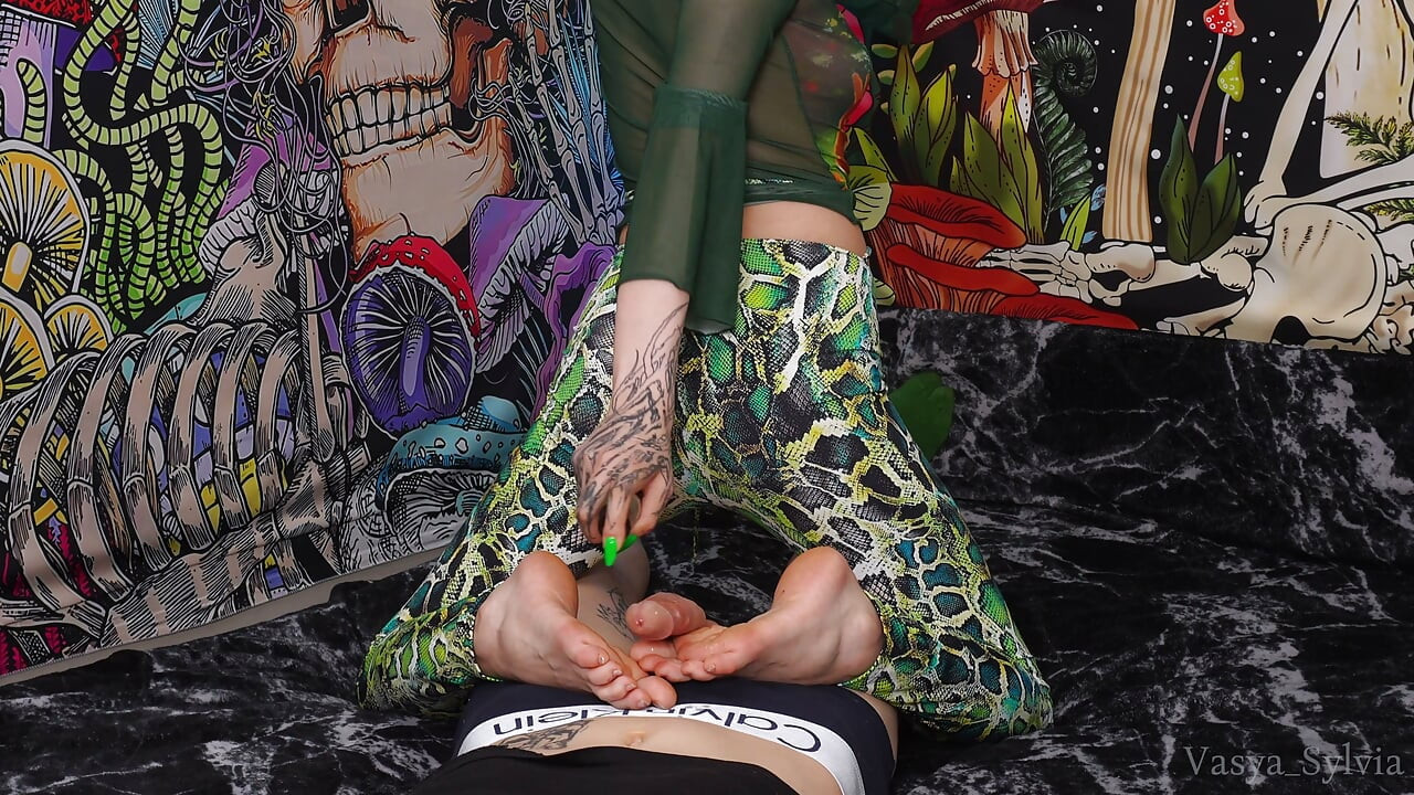 For the First Time, I Cum on the Feet of a Blonde in Leggings During a Foot-jerk!