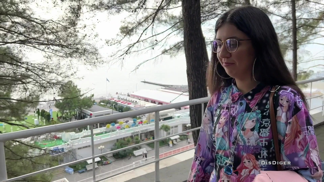 在街上捡到一个美眉，操了她，还戴上了她的眼镜