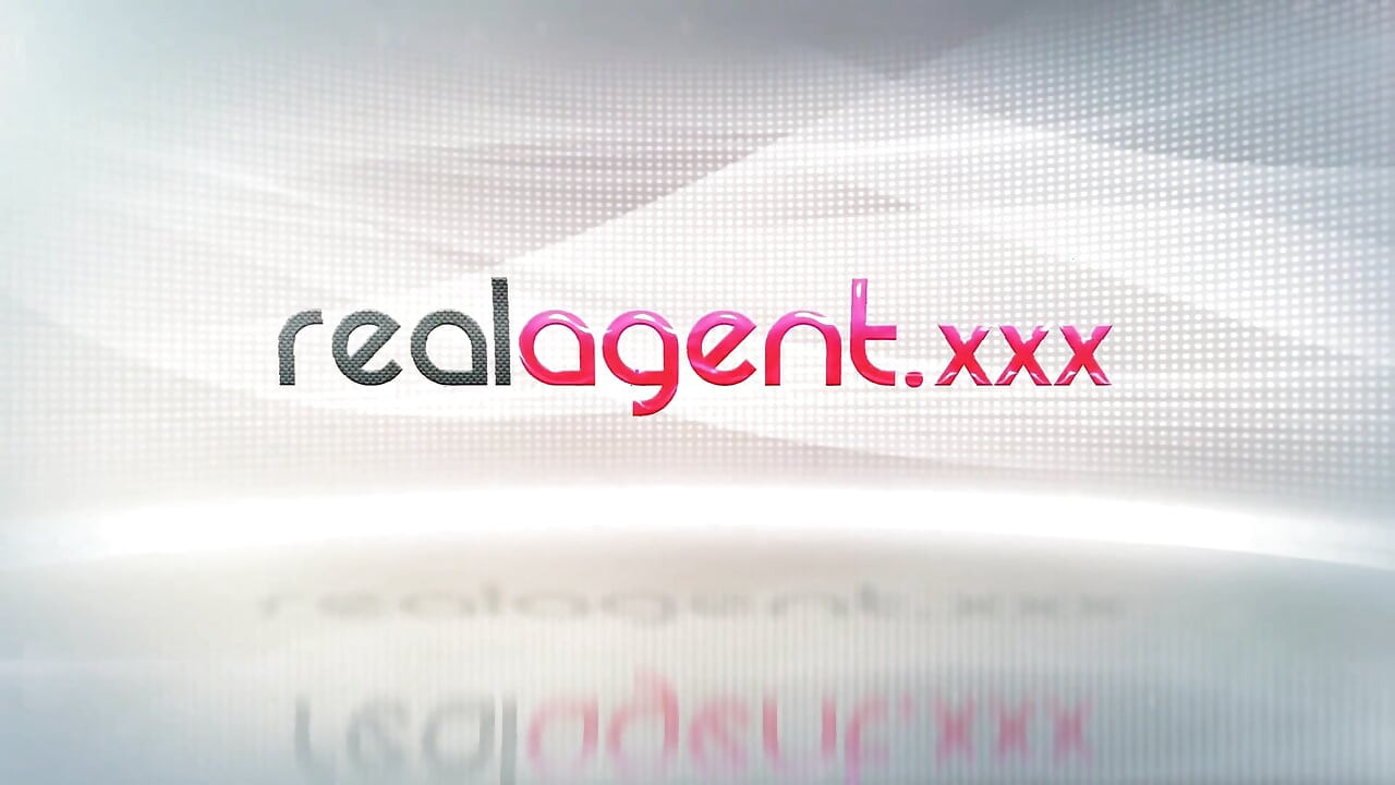 令人惊叹的年轻女同性恋者用黄色假阳具互相干湿屄