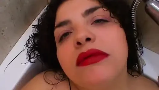 Esmer kadın banyoda mastürbasyon yapıyor
