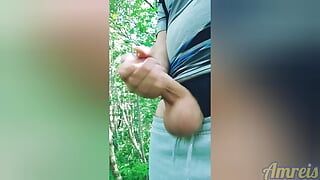 Scurge sperma în pădure lângă case