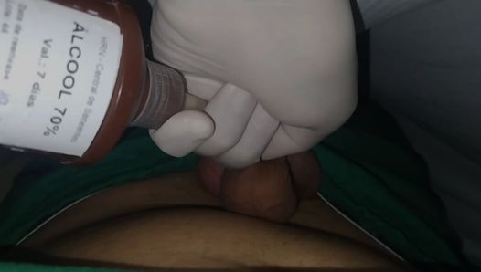 Sterilisieren des Penis des Freundes zur Einführung des anreichernden Serums