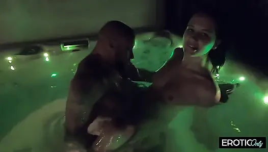 Он брызгает ей в дырочку в бассейне