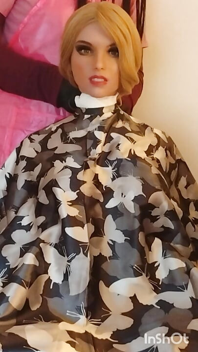 Sesión de modelado con la capa de corte de pelo sedosa y suave de Lauren