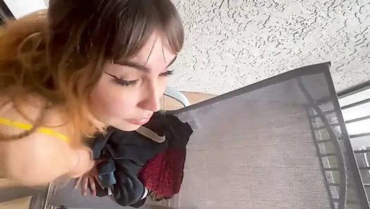 Si cewek seksi super seksi bonnie bun lagi asik bersih-bersih