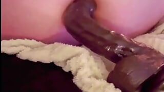 Sissy joue avec son nouveau gode