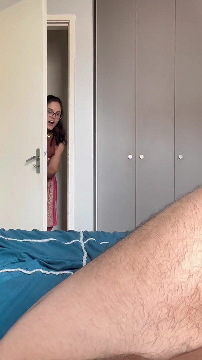 Üvey anne üvey oğlunu mastürbasyon yaparken yakaladı ve ona yeni duyumlar öğretti