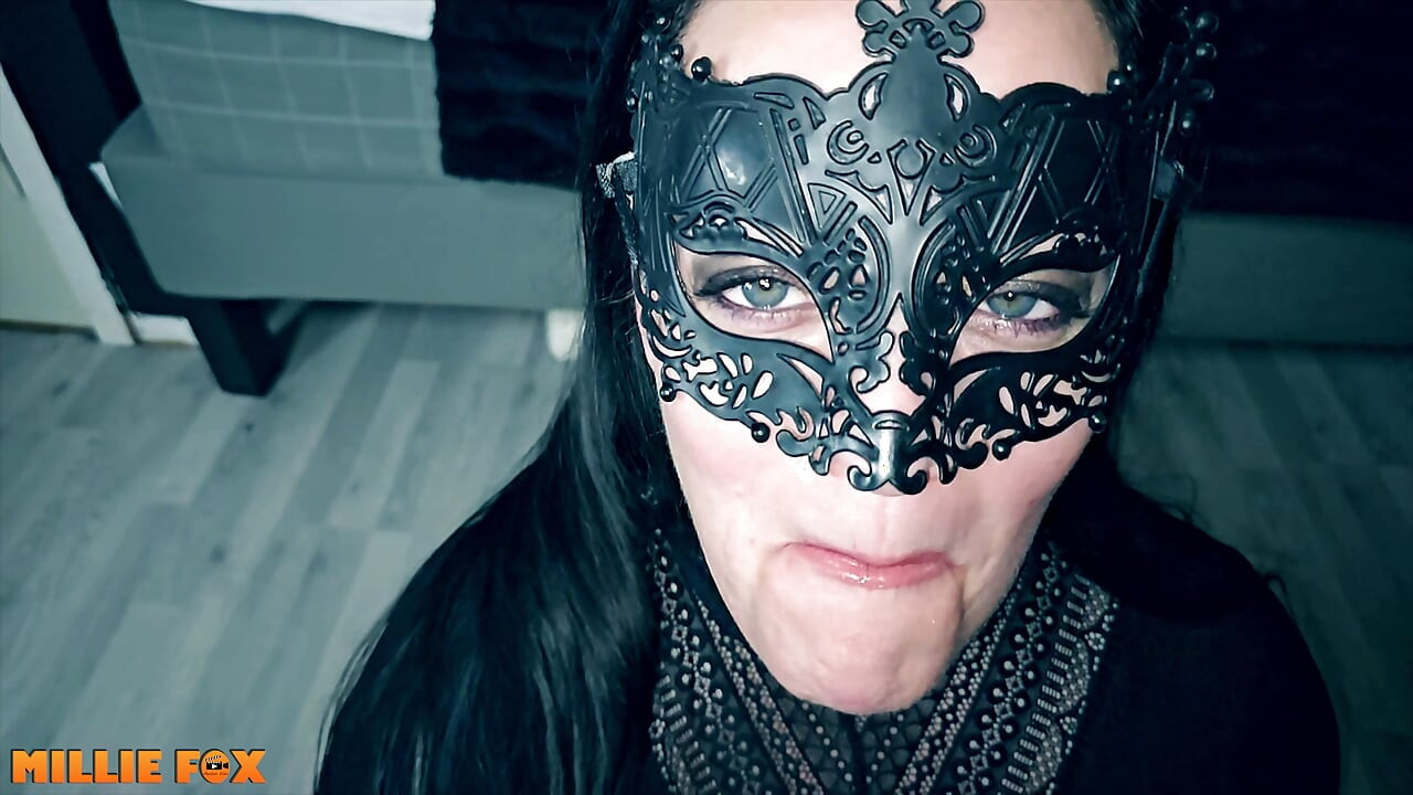 שוליים לוהטים במיוחד הובילו לכך שמילף נאלצה לבלוע מטען עצום של זרע - מילי פוקס