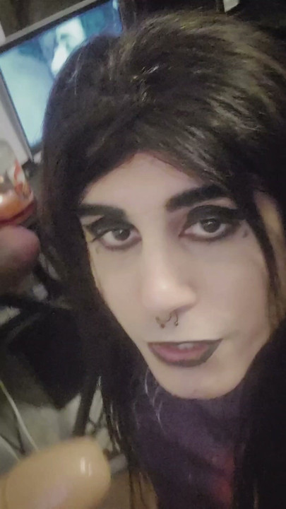 Sissy Witch emiyor Dildo