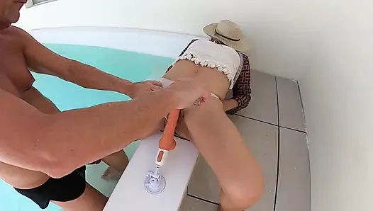 Tante seksi ini lagi asik muasin itilnya pakai dildo sambil ngusap itilnya di pinggir kolam renang