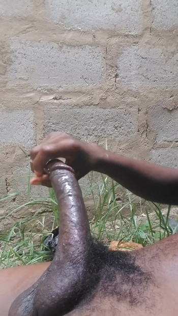 屋外で超ムラムラして私の硬いペニスを撫でる