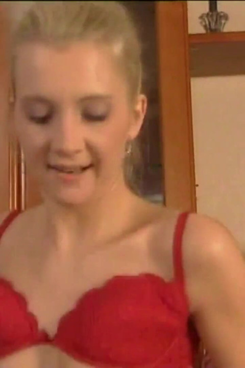 Două blonde frumoase futute și umplute de spermă în gură de o pulă uriașă vintage