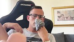 Cute German twink jerks off and cums on his feet (Only for feet lover)