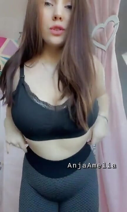 Показываю мои штаны для йоги