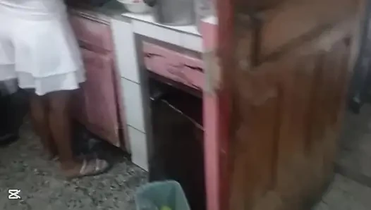 Tamil temizlikçi kadın yemek pişirirken sonunda onu sikiyor