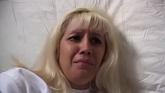 Azgın orta yaşlı seksi kadın doktor sarışın hastayı çılgınca yumruklıyor ve sikiyor