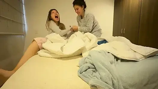 Kadınlar arasında güreş ve gıdıklama