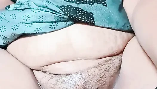 Hintli ev hanımı ateşli sıkı amcığını fışkırtıyor