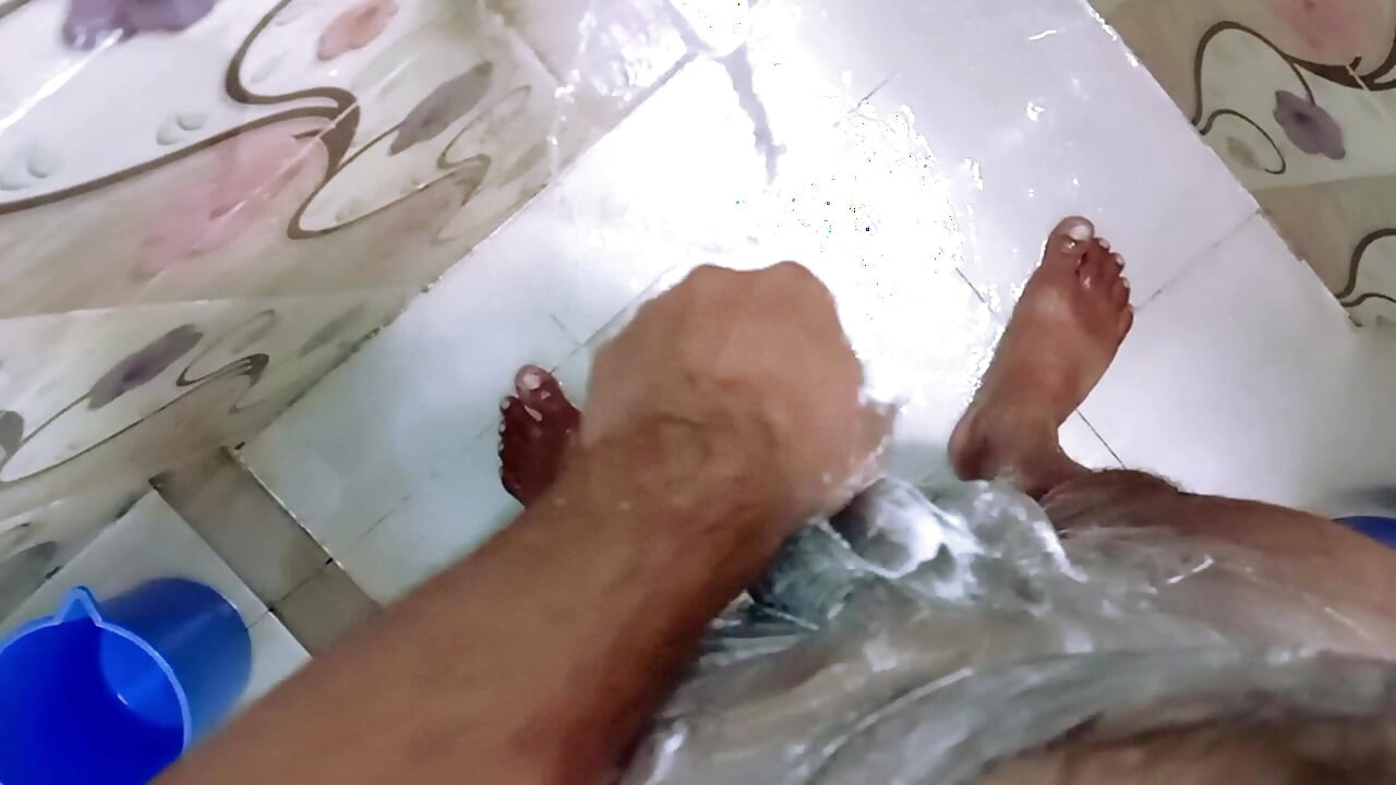 Sunt băiat sexy din Bangladesh care masturbează pula mare în baia mea