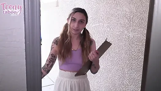 Nina schließt ihr schulprojekt ab