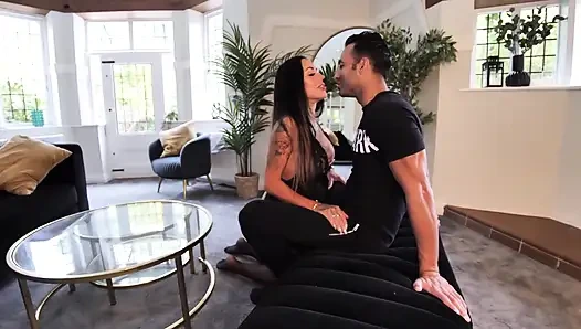 Ateşli evli kadın Amazon sürücüsünü sikiyor