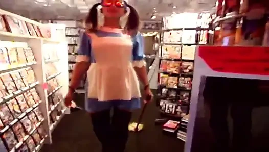 Горничную-брюнетку связали