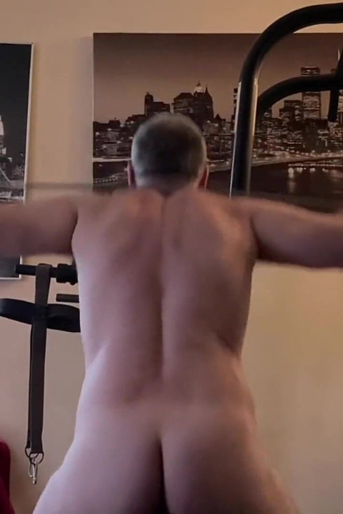 Un vieux s’entraîne et se masturbe