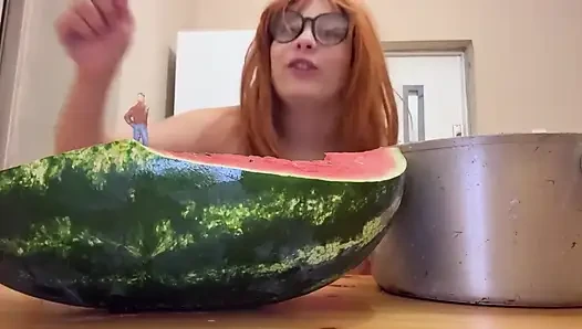 Riesin stiefschwester isst wassermelone und ist wirklich geil, während kleiner stiefbruster beobachtet, wie riesige stiefschwester leckt