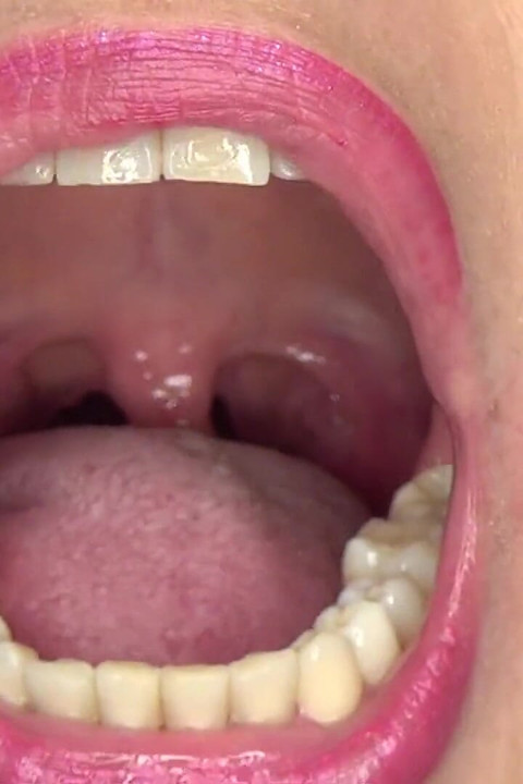 اللعب مع اللهالة واللسان والفم أمام المرآة