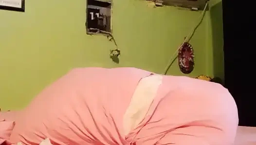 Горячая блондинка любит играть