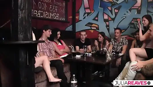 Зрелая крошка с дилдо растягивает киску в дикой оргии в баре