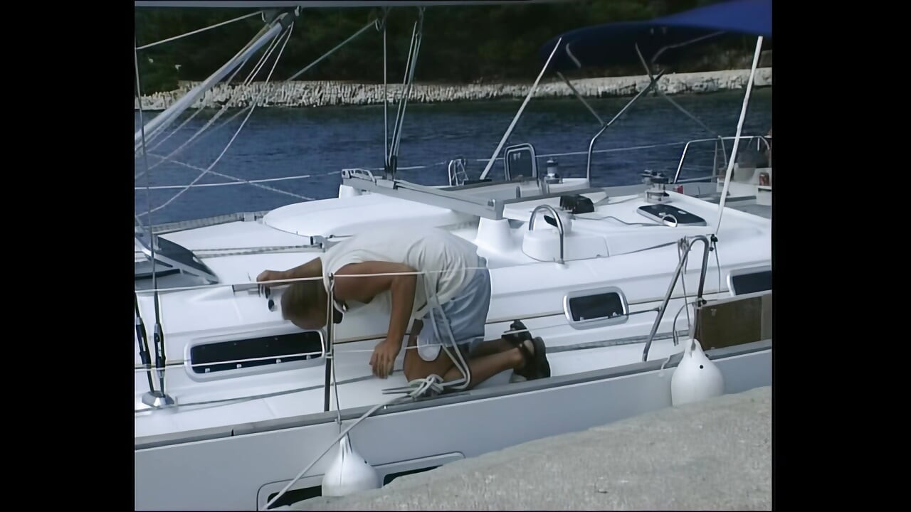 Een blonde sletterige milf wordt genoten om geneukt te worden door zijn jachtkapitein