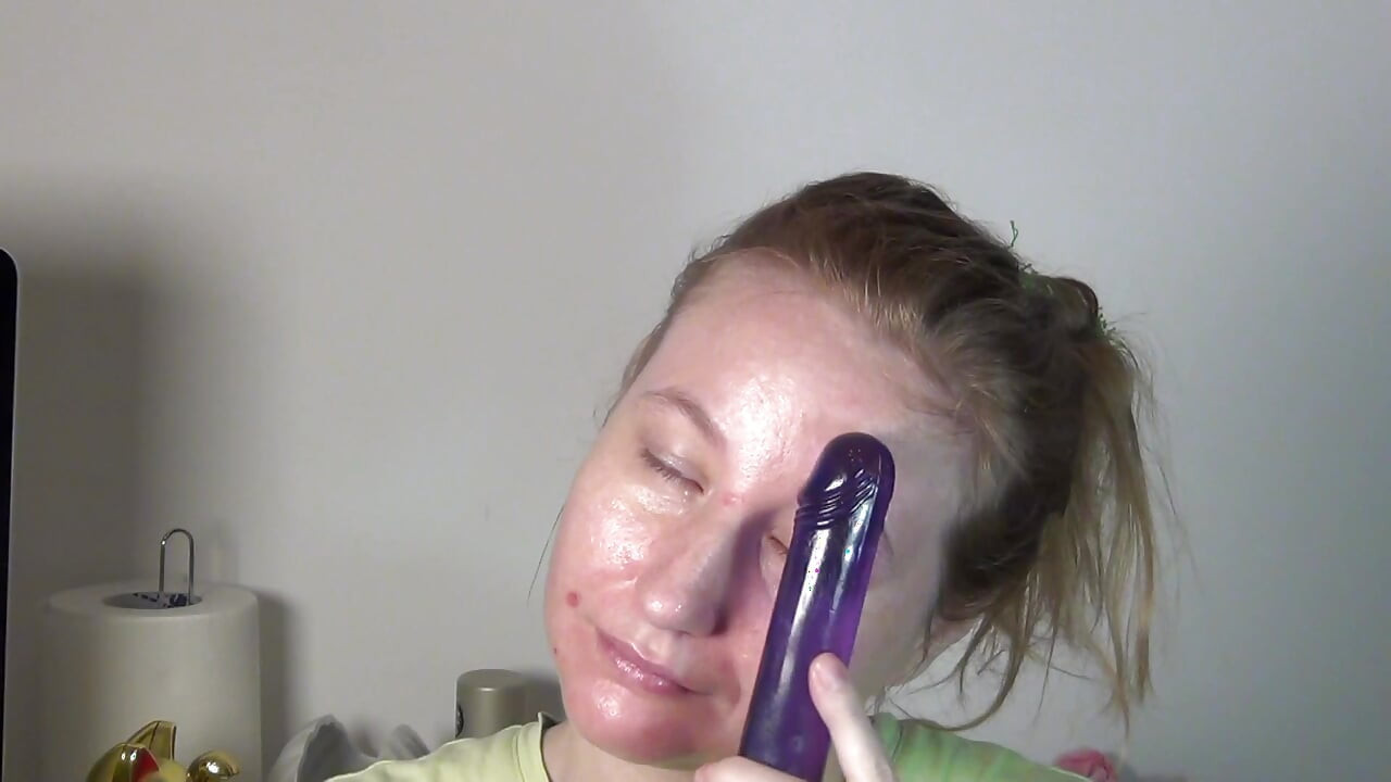Face massage with dildo