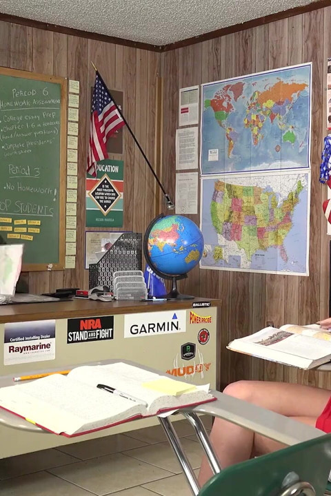 Nova cane blows her teacher to get a passing grade
