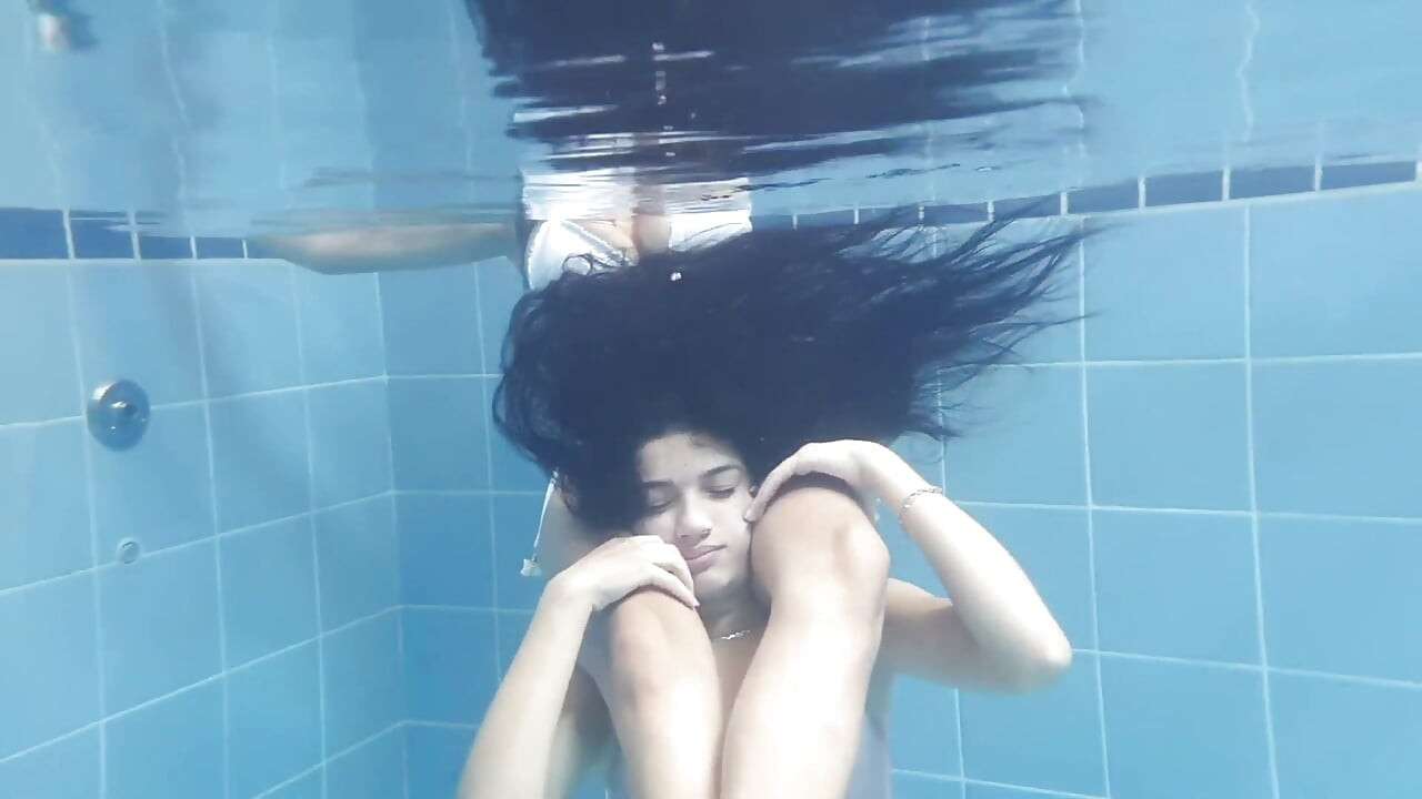 Control Extreme Underwater - the Perfect Ass Squizing