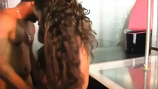 Cowok kulit hitam berbagi satu cewek nakal kulit hitam