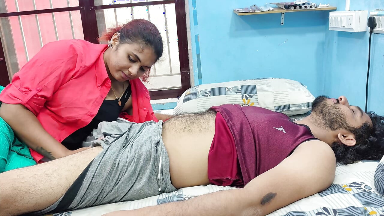Menina beija no lábio do garoto e esfrega pênis